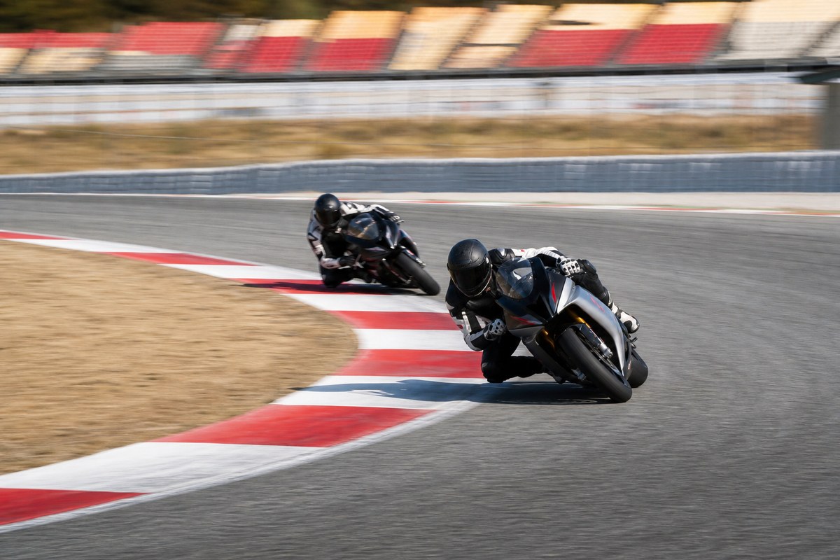 Imagen IA generica de motos en circuito